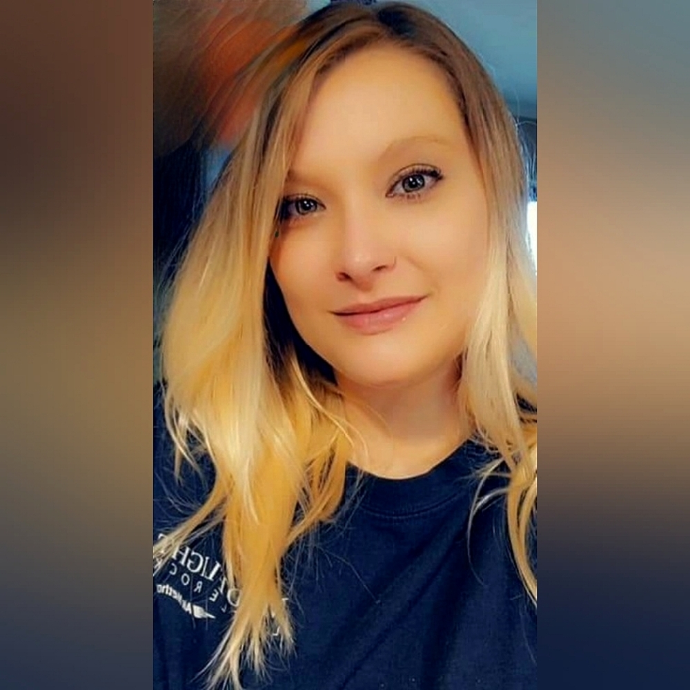 Meet your Posher, Sarah! Hi! MAKE ME AN OFFER TODAY!!!